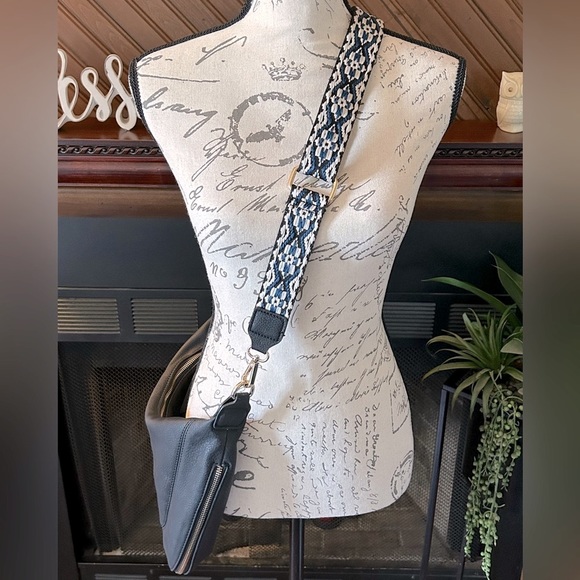 Black Shoulder Bag with Woven Strap – Excellent Condition - Picture 3 of 7